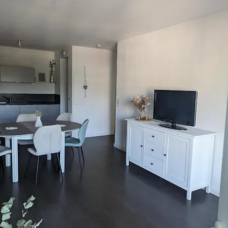 Joli Cocon A Avec Terrasse Vue Apartment *